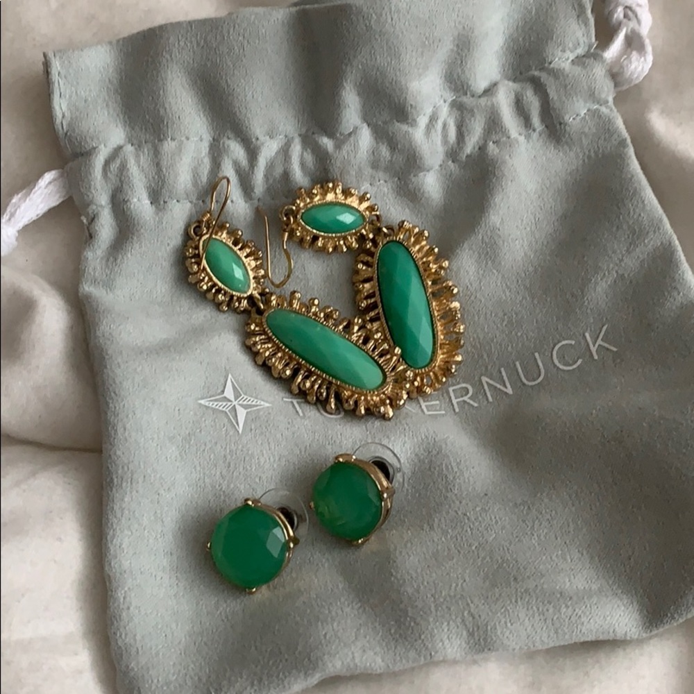 Set of two earrings: gold and green